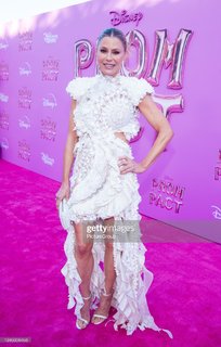 Julie Bowen feet photo thumbnail