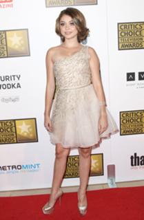 Sarah Hyland feet photo thumbnail