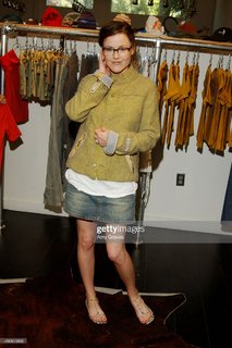 Kathleen Robertson feet photo 3