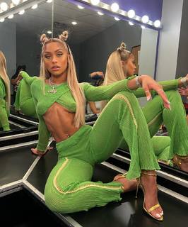 Jilly Anais feet photo thumbnail