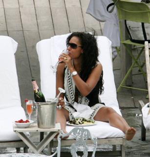 Mel B feet photo thumbnail