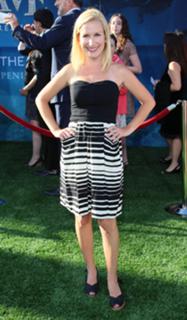 Angela Kinsey feet photo thumbnail