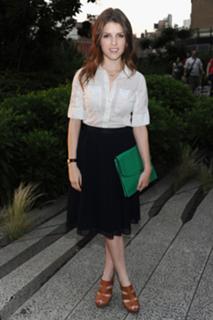 Anna Kendrick feet photo thumbnail