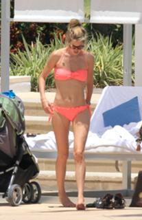 Doutzen Kroes feet photo thumbnail