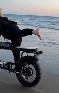 Avril Lavigne feet photo thumbnail