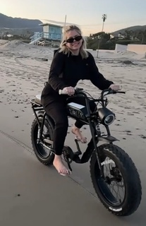 Avril Lavigne feet photo thumbnail