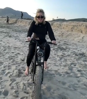 Avril Lavigne feet photo thumbnail