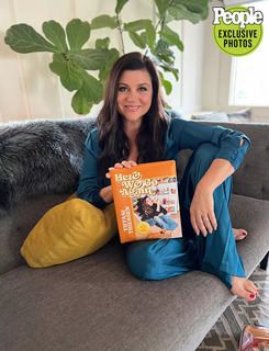 Tiffani Thiessen feet photo thumbnail