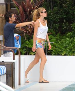 Doutzen Kroes feet photo thumbnail