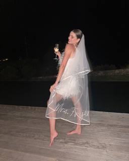 Taylor Hill feet photo thumbnail