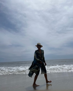 Halle Berry feet photo thumbnail