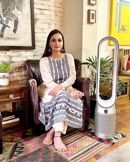 Dia Mirza feet photo thumbnail