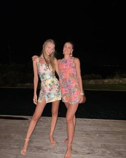 Taylor Hill feet photo thumbnail