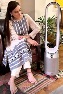 Dia Mirza feet photo thumbnail