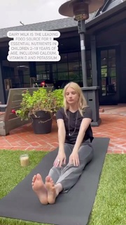 Emma Roberts feet photo thumbnail