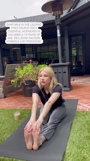 Emma Roberts feet photo thumbnail