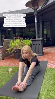 Emma Roberts feet photo thumbnail