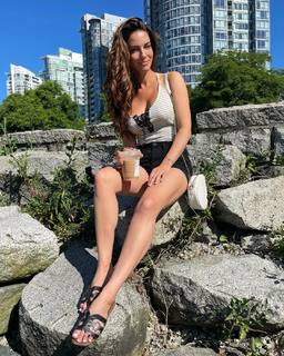 Jessica Lowndes feet photo thumbnail