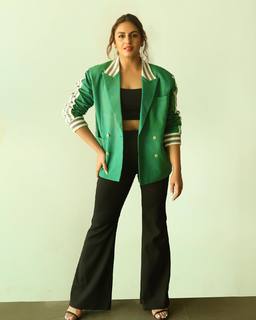 Huma Qureshi feet photo thumbnail