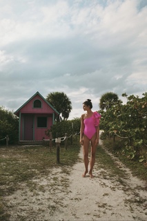 Taylor Hill feet photo thumbnail