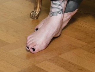 Katherine von Drachenberg feet photo thumbnail