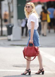 Kirsten Dunst feet photo thumbnail