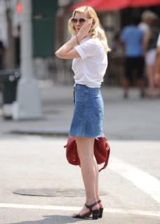 Kirsten Dunst feet photo thumbnail