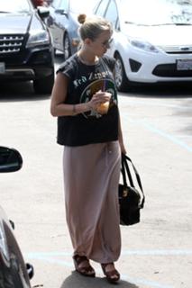 Scarlett Johansson feet photo thumbnail