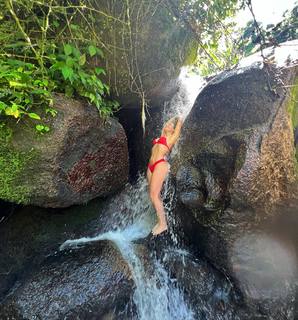 Larissa Manoela feet photo thumbnail