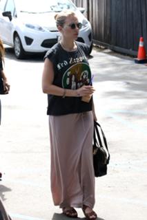 Scarlett Johansson feet photo thumbnail