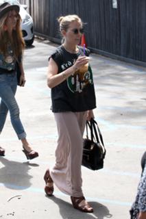 Scarlett Johansson feet photo thumbnail