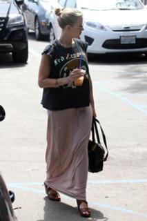 Scarlett Johansson feet photo thumbnail