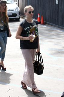 Scarlett Johansson feet photo thumbnail