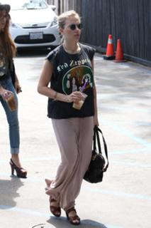 Scarlett Johansson feet photo thumbnail