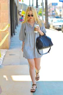 Dakota Fanning feet photo thumbnail