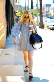 Dakota Fanning feet photo thumbnail