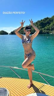 Larissa Manoela feet photo thumbnail