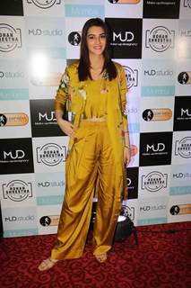 Kriti Sanon feet photo thumbnail