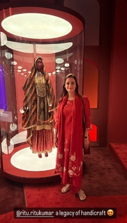 Dia Mirza feet photo thumbnail