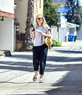 Dakota Fanning feet photo thumbnail