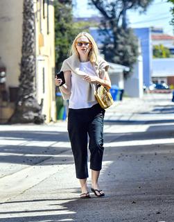 Dakota Fanning feet photo thumbnail
