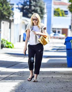 Dakota Fanning feet photo thumbnail