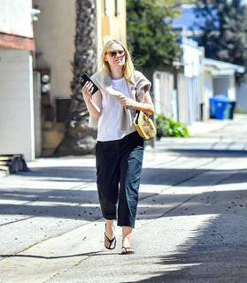 Dakota Fanning feet photo thumbnail
