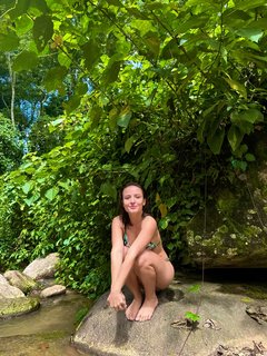 Larissa Manoela feet photo thumbnail