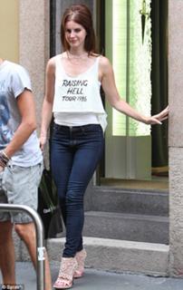 Lana Del Rey feet photo thumbnail