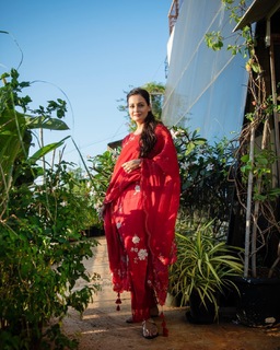 Dia Mirza feet photo thumbnail