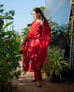 Dia Mirza feet photo thumbnail