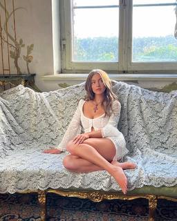 Sydney Sweeney feet photo thumbnail