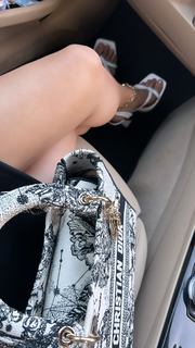 Anushka Sen feet photo thumbnail