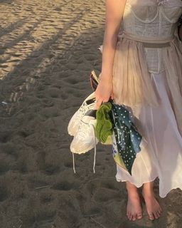 Aurora Aksnes feet photo thumbnail